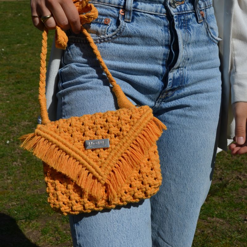 DIY Makramee Umhängetasche in mango vor Jeans