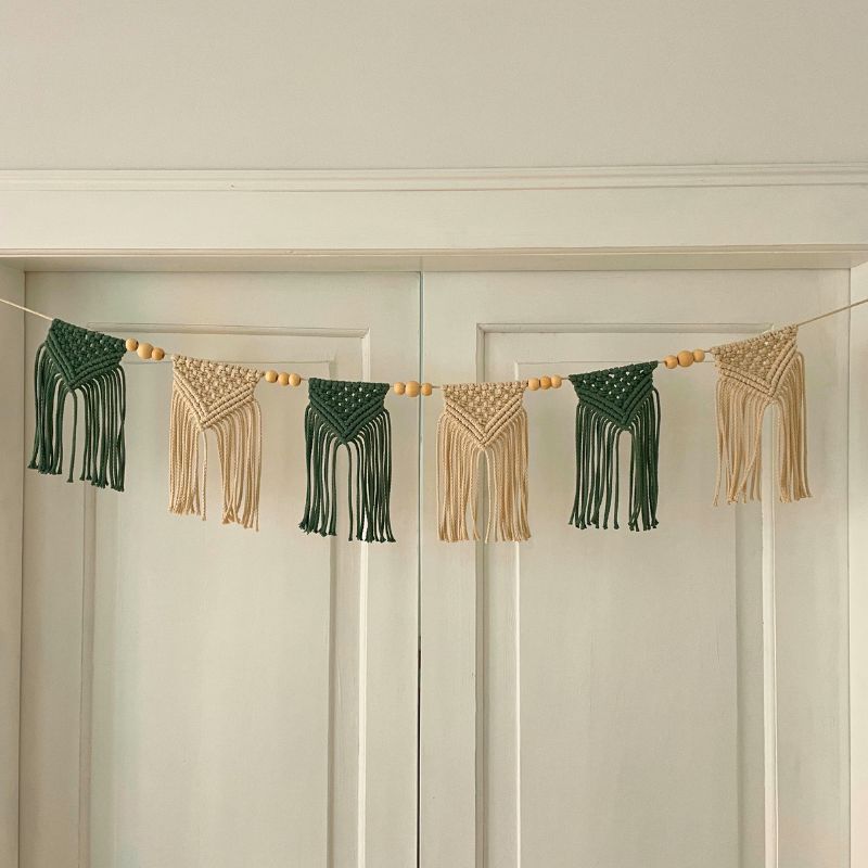Makramee Girlande vor weißer Wand aus dem DIY Makramee Set von Noué