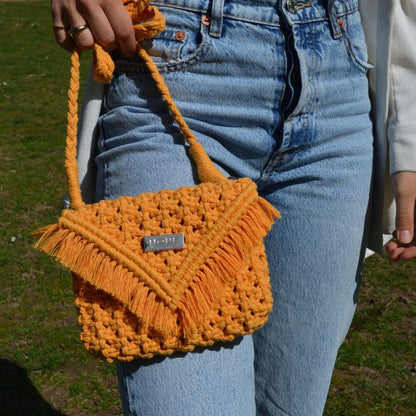 DIY Makramee Umhängetasche in mango vor Jeans