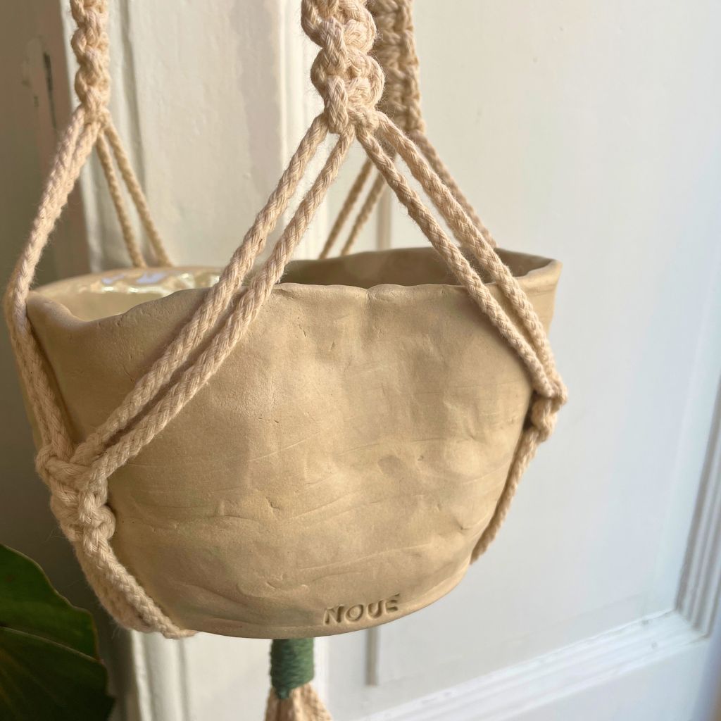 getöpferte Vase in Makramee Pflanzenhänger