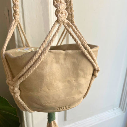 getöpferte Vase in Makramee Pflanzenhänger