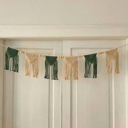 Makramee Girlande vor weißer Wand aus dem DIY Makramee Set von Noué