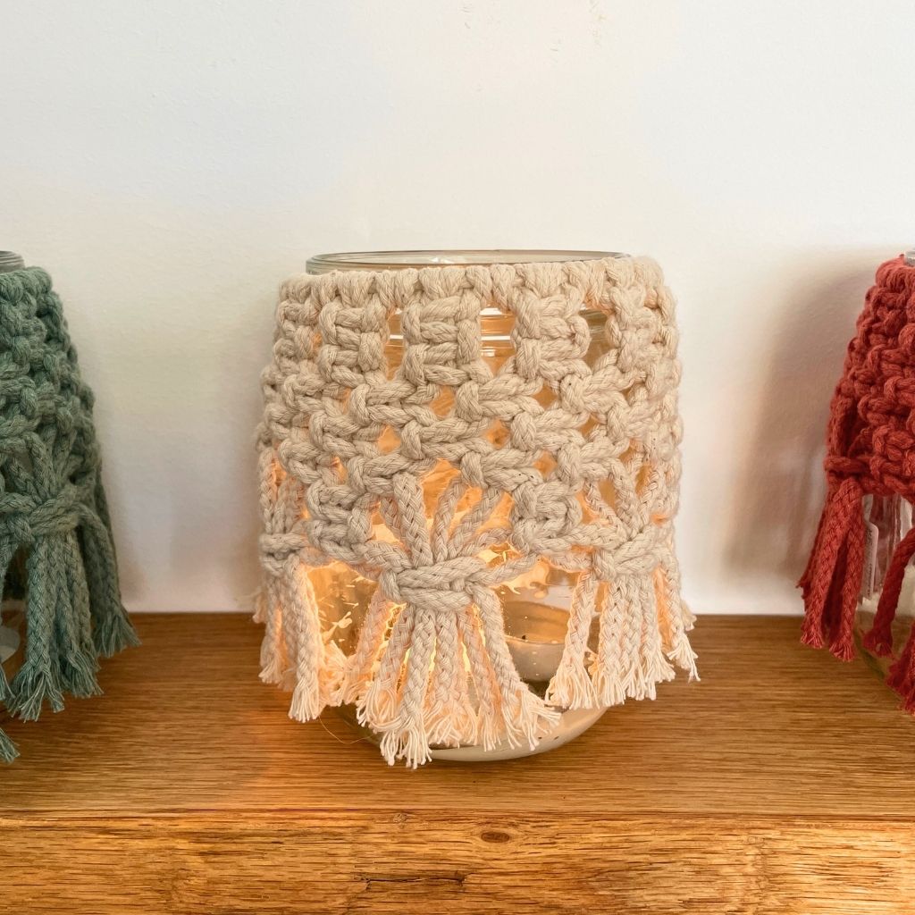 Makramee Windlicht auf Holzbrett