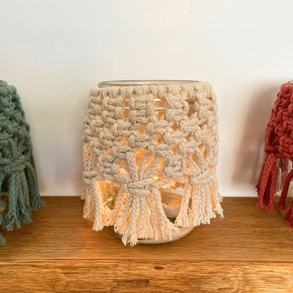 Makramee Windlicht auf Holzbrett