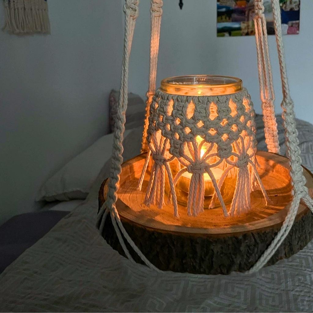 Makramee Windlicht mit Kerze auf Holzplatte
