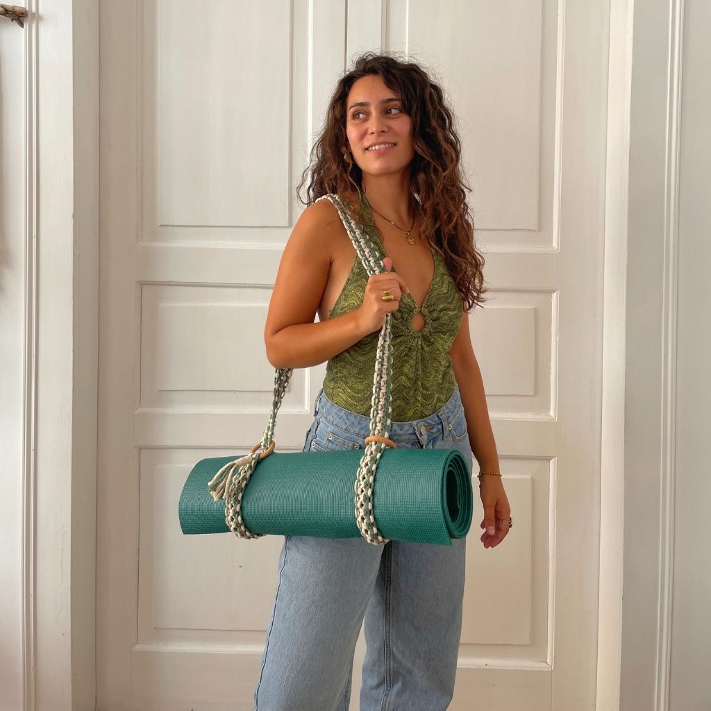 grüne Yogamatte mit Makramee Yogamattengurt Outfit