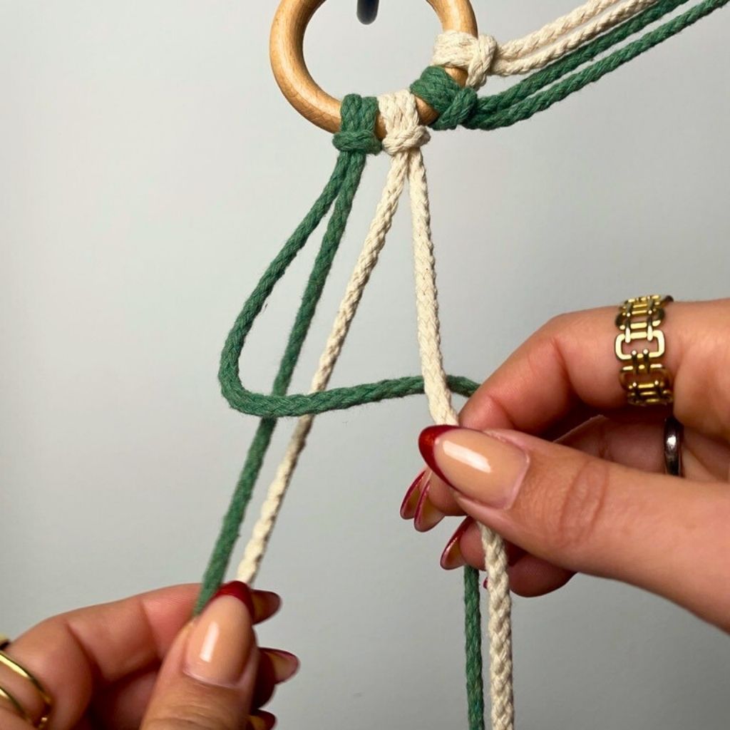 Kreuzknoten vor weißer Wand DIY Makramee Yogamattengurt