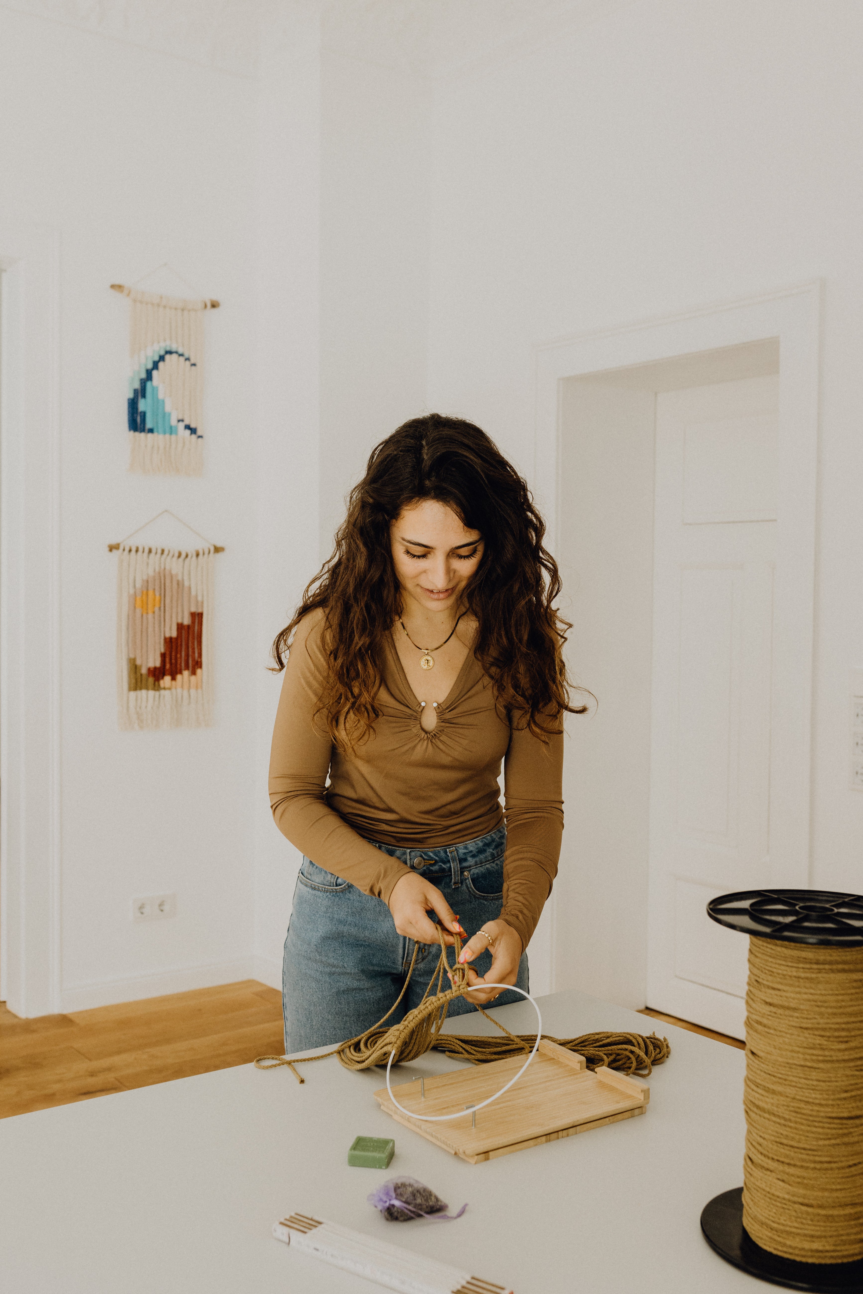 Joana beim Makramee Kranz knoten mit braunem Garn in Noué Atelier