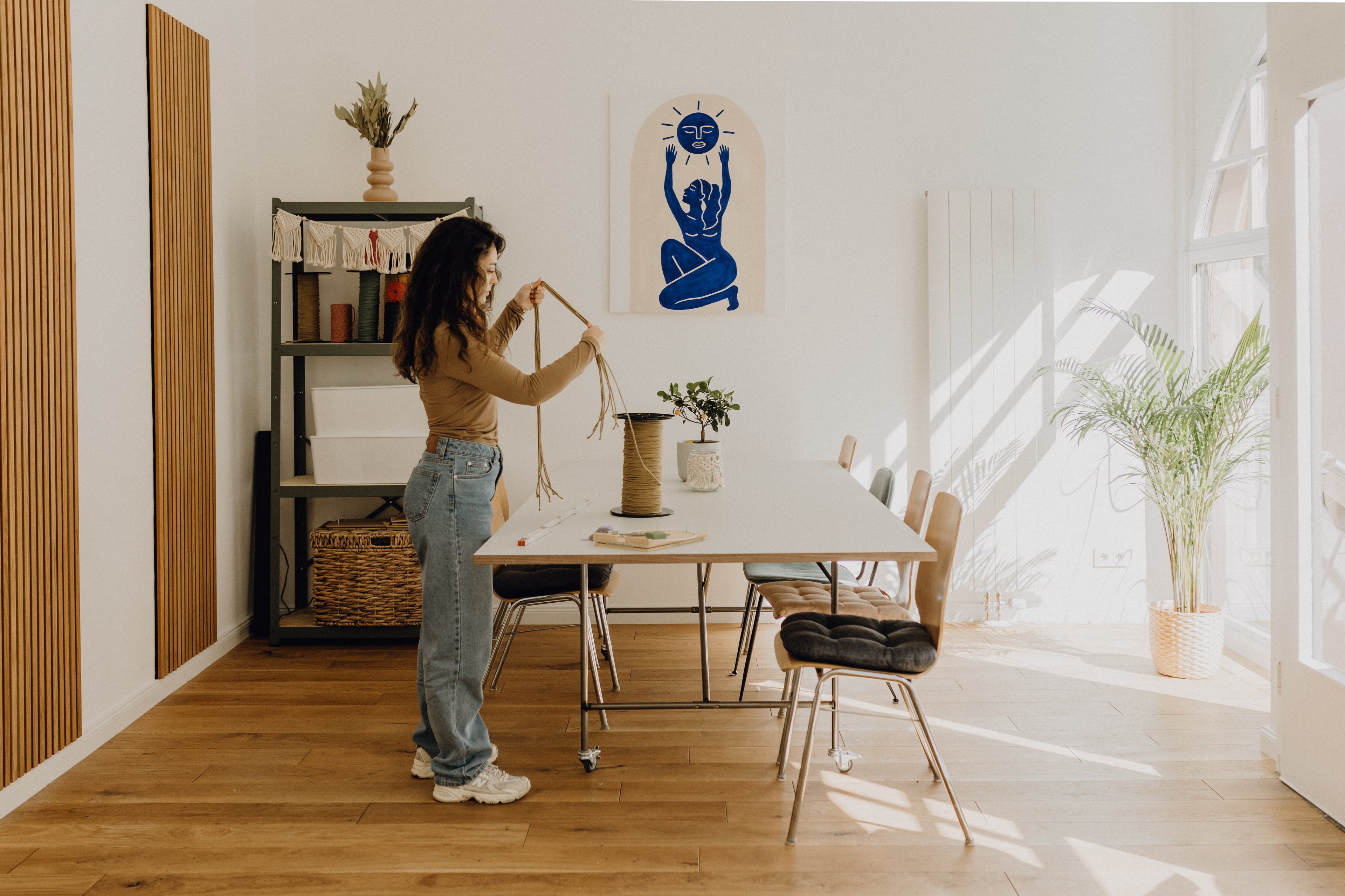 Joana schneidet Makramee Garn im Noué Atelier