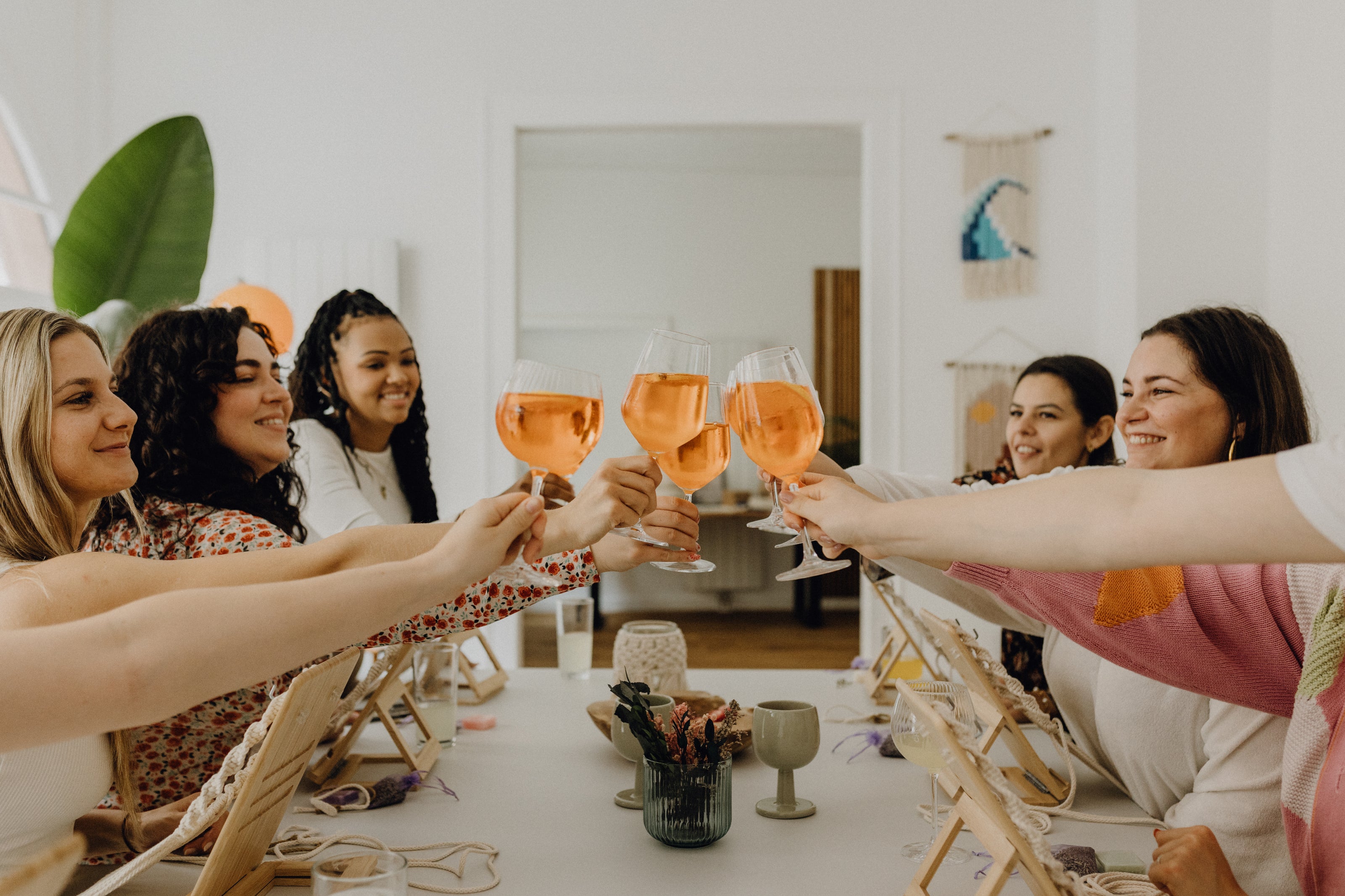 Gruppe stosst mit Aperol Spritz an beim Makramee Workshop von Noué