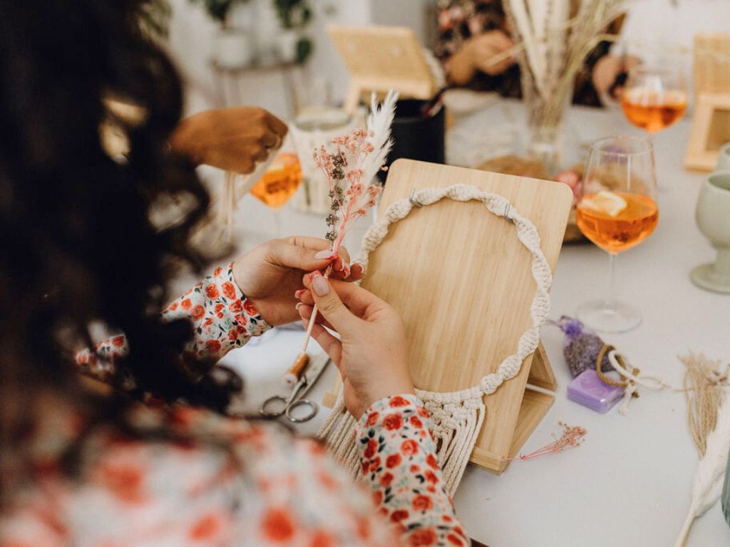 Luisa beim Makramee Kranz Workshop im Noué Atelier mit Trockenblumen
