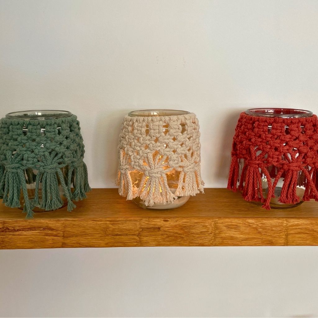 Makramee Windlichter mit kerzen in slabei, creme und rostrot auf Holzbrett