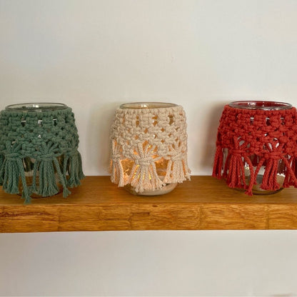 Makramee Windlichter mit kerzen in slabei, creme und rostrot auf Holzbrett