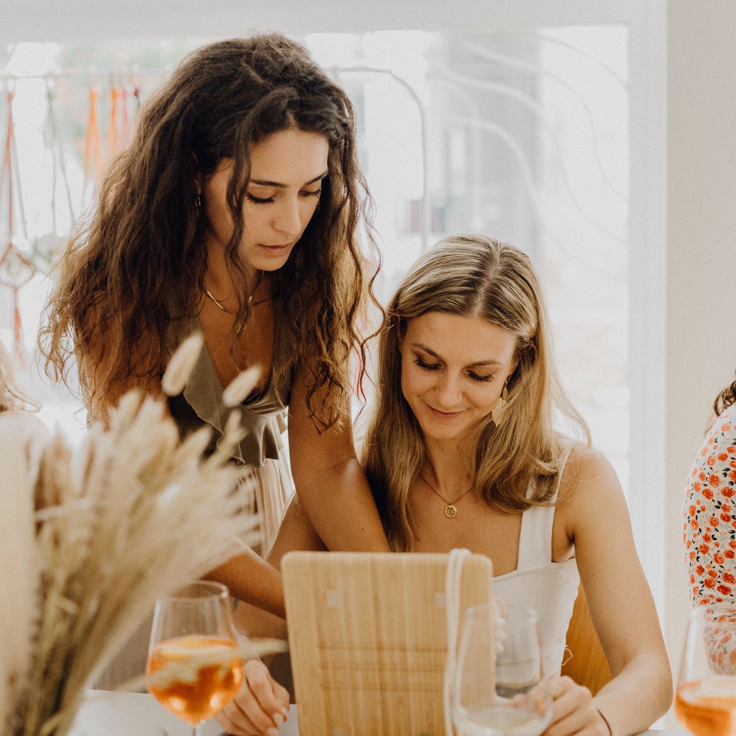 Joana zeigt Maja einen Makramee Knoten beim kreativen Workshop mit Noué