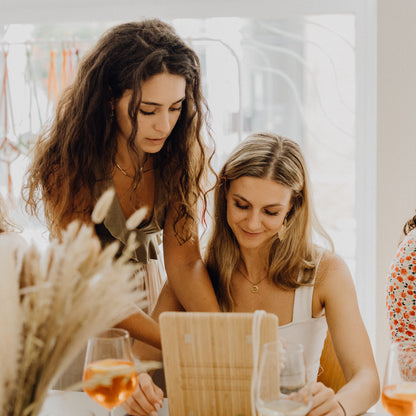 Joana zeigt Maja einen Makramee Knoten beim kreativen Workshop mit Noué