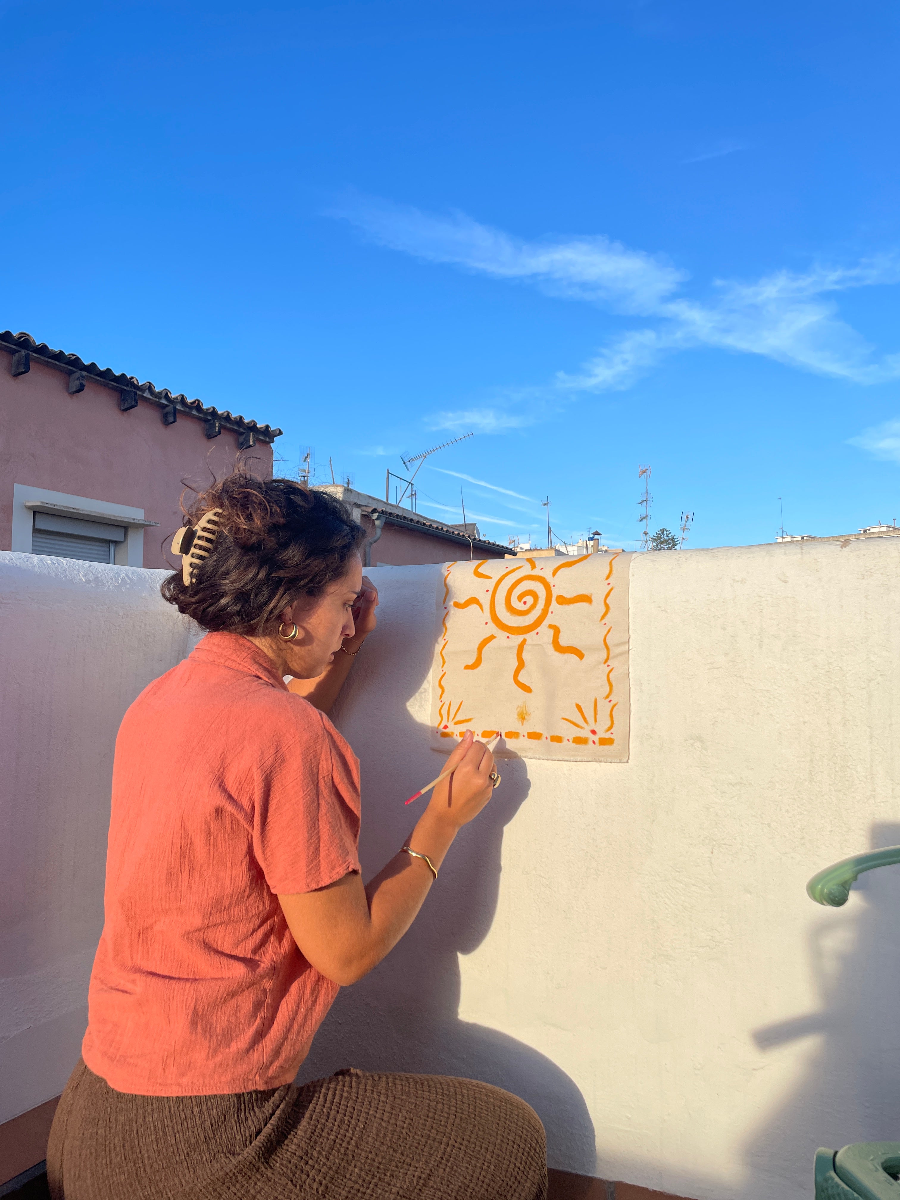 Joana malt Sonne auf Stoff in der Sonne