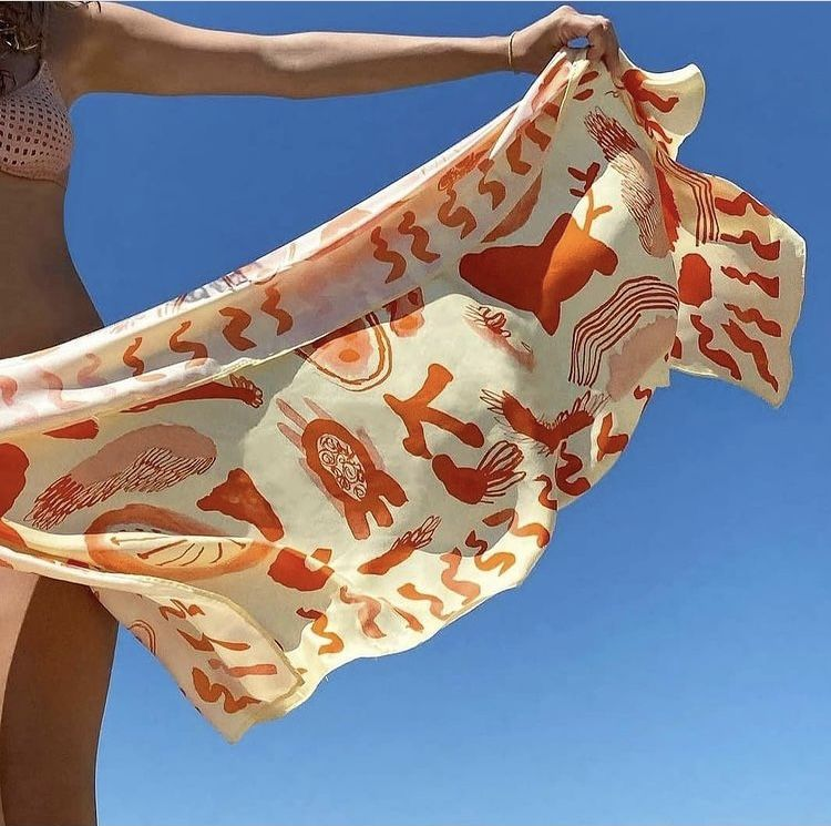 Bemaltes Tuch im Wind