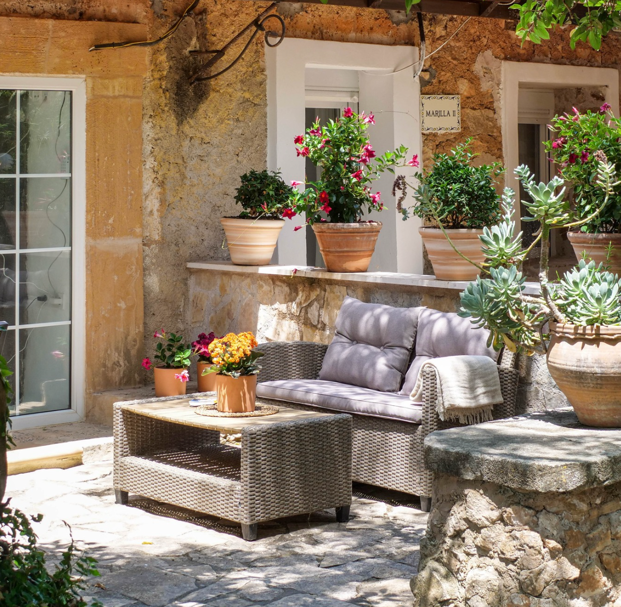 Terrasse beim Noué Retreat auf Mallorca im Zenara