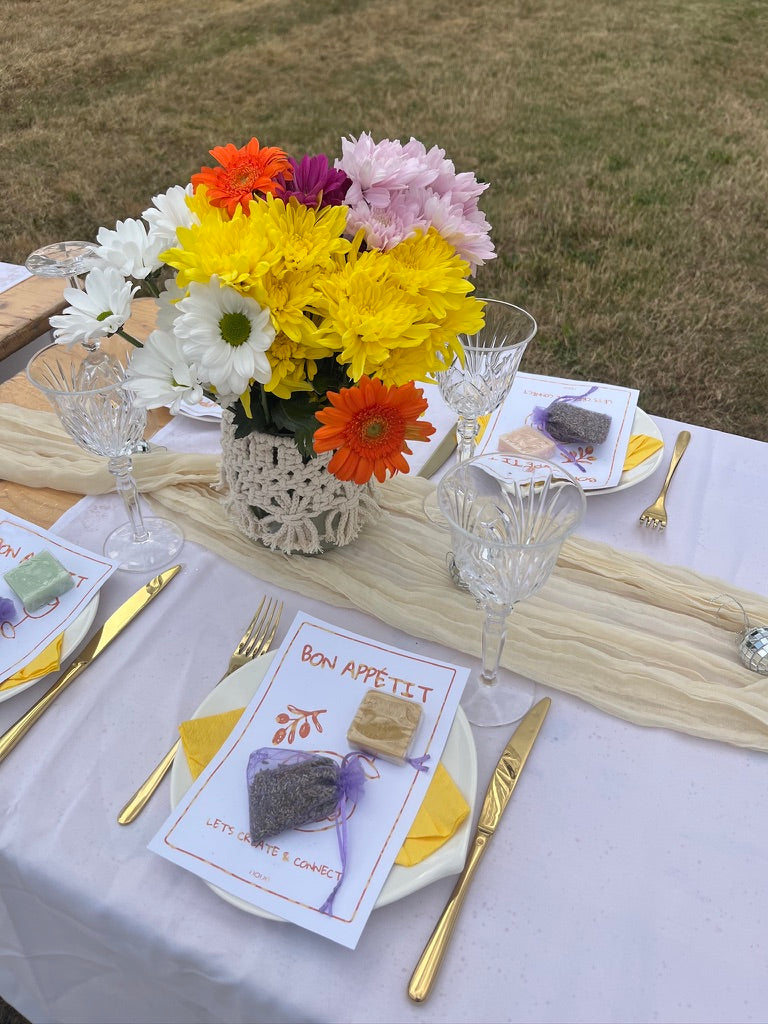 gedeckte Tafel mit Blumen für kreativen Workshop mit Noué