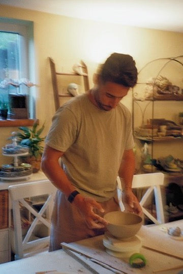 Mann töpfert eine Schüssel mit handaufbau Technik beim kreativen mallorca retreat