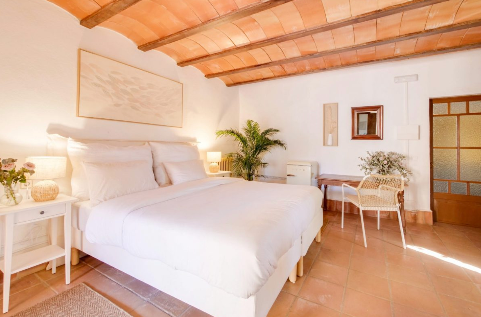 Modernes Doppelzimmer mit weißem Bett in Retreat Hotel auf Mallorca, Finca Zenara