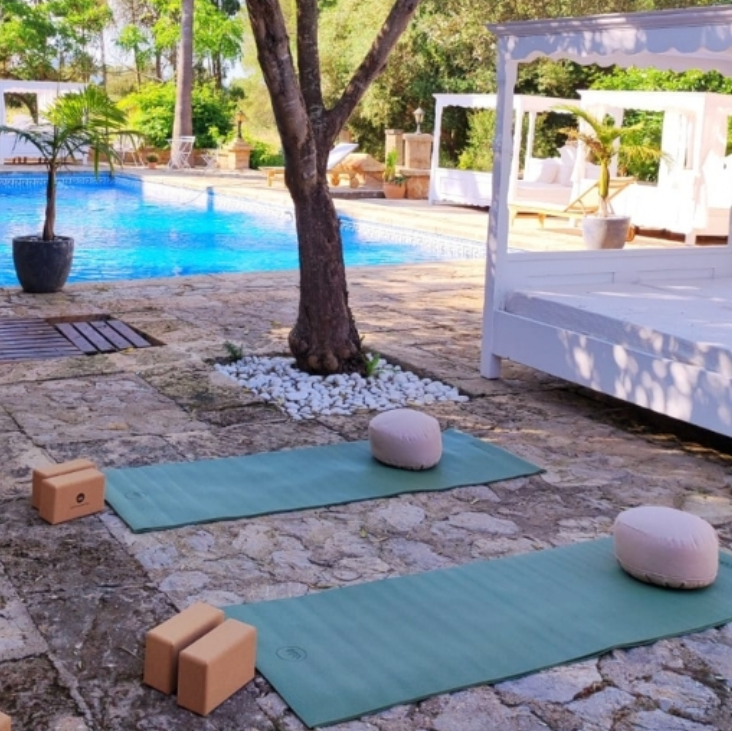Yoga Platz unter Palmen in Retreat Hotel auf Mallorca, Finca Zenara