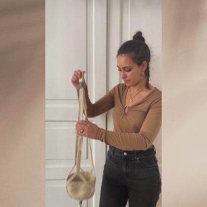 Makramee Pflanzenhänger vor weißer Wand DIY