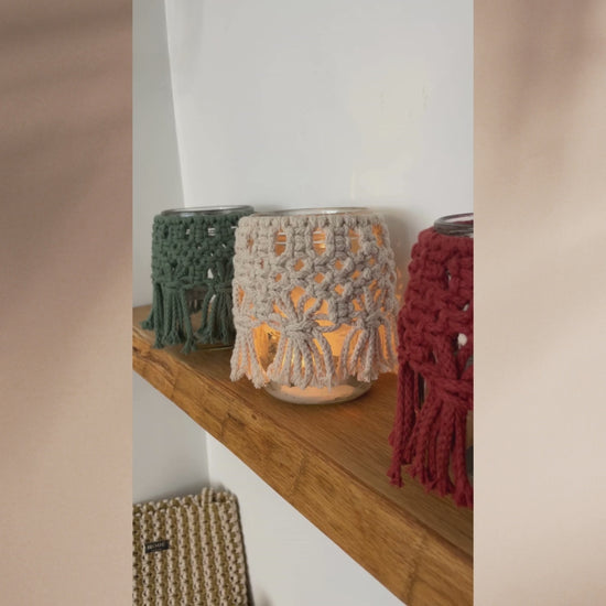 Makramee Windlichter in salbei rostrot und creme auf Holzbrett