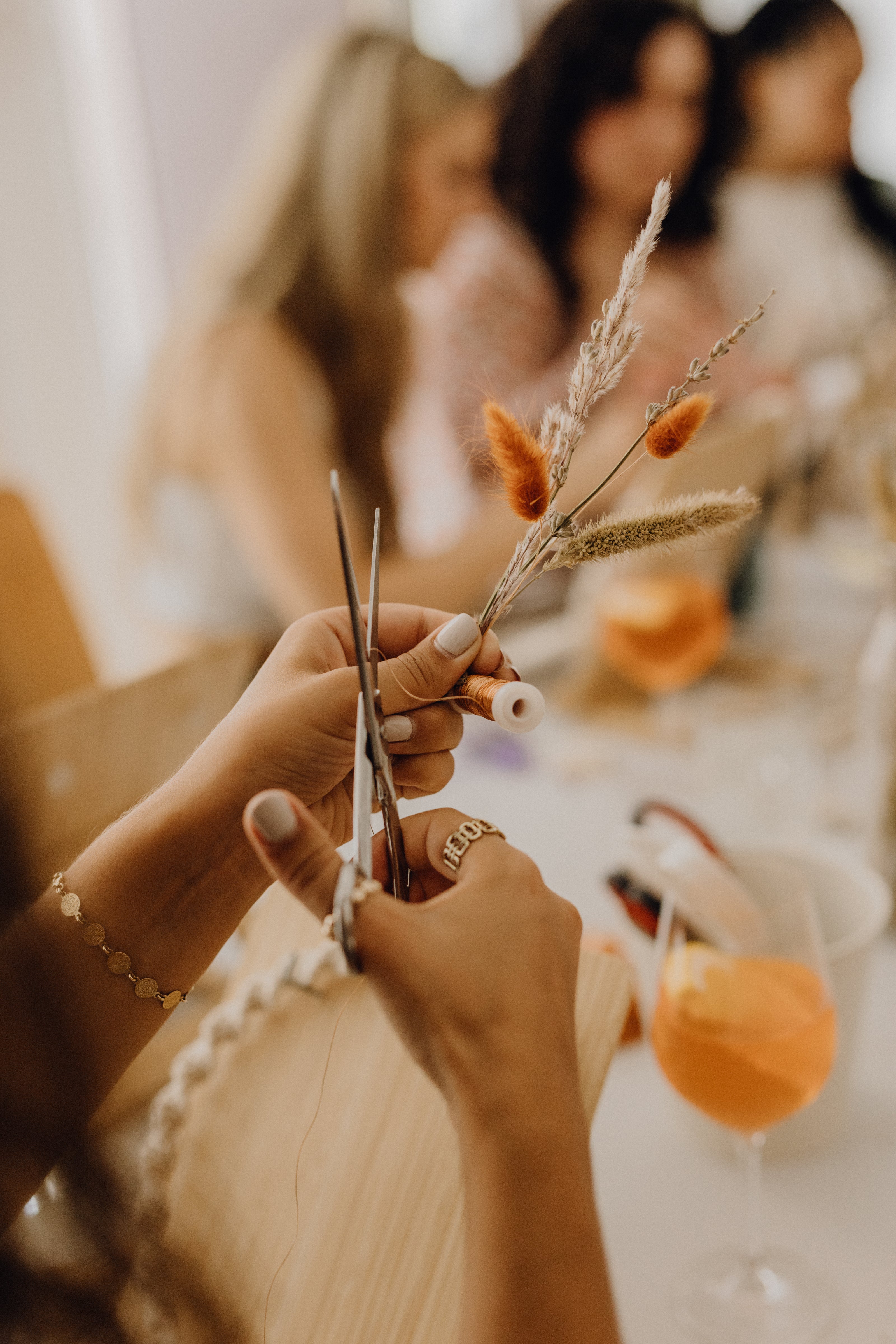 Joana schneidet trockenblumen und makramee