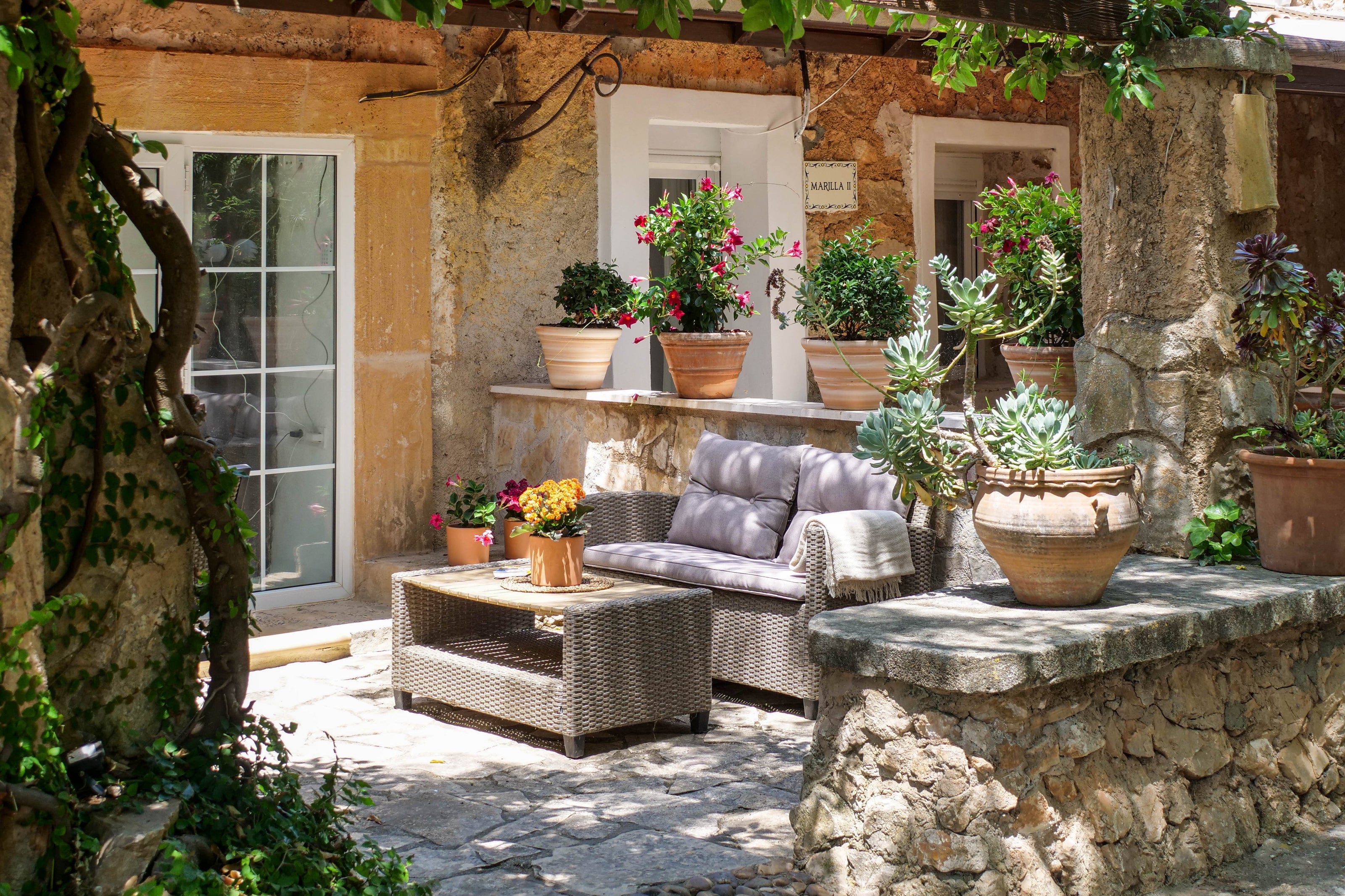 Sonnige Terrasse im Retreat Hotel Finca Zenara auf Mallorca