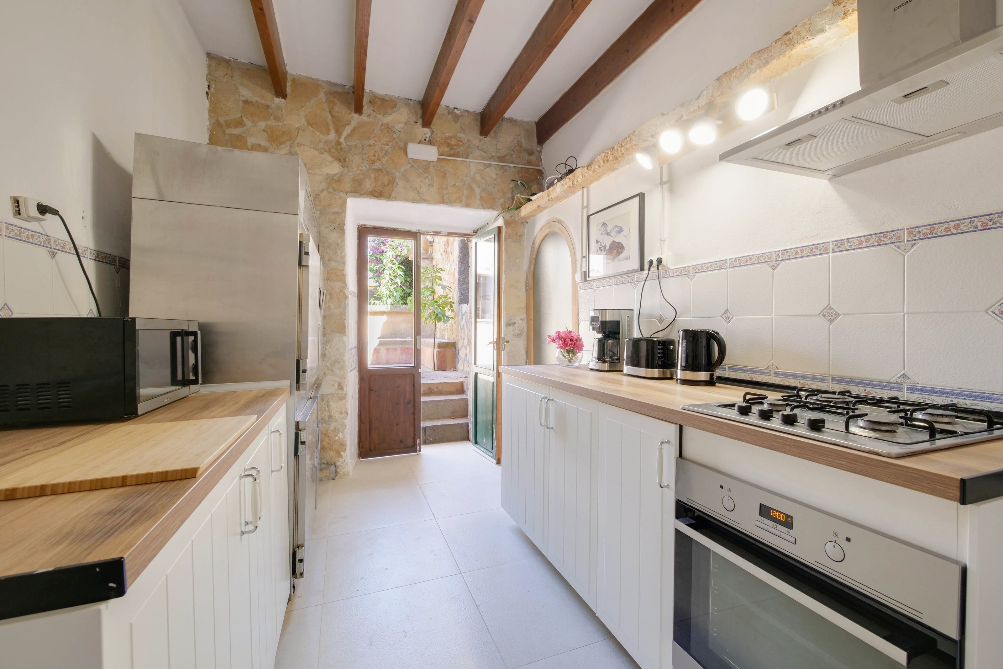 Große Gemeinschaftsküche im Retreat Hotel Finca Zenara auf Mallorca