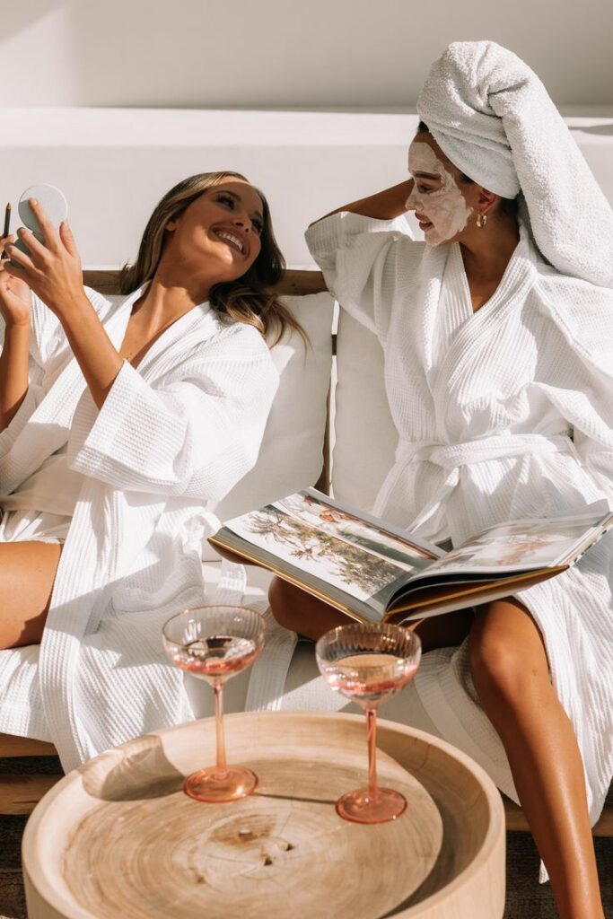 Zwei frauen bei einem Spa Day am JGA