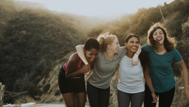 Frauen bei einem Outdoor Abenteuer JGA wandern