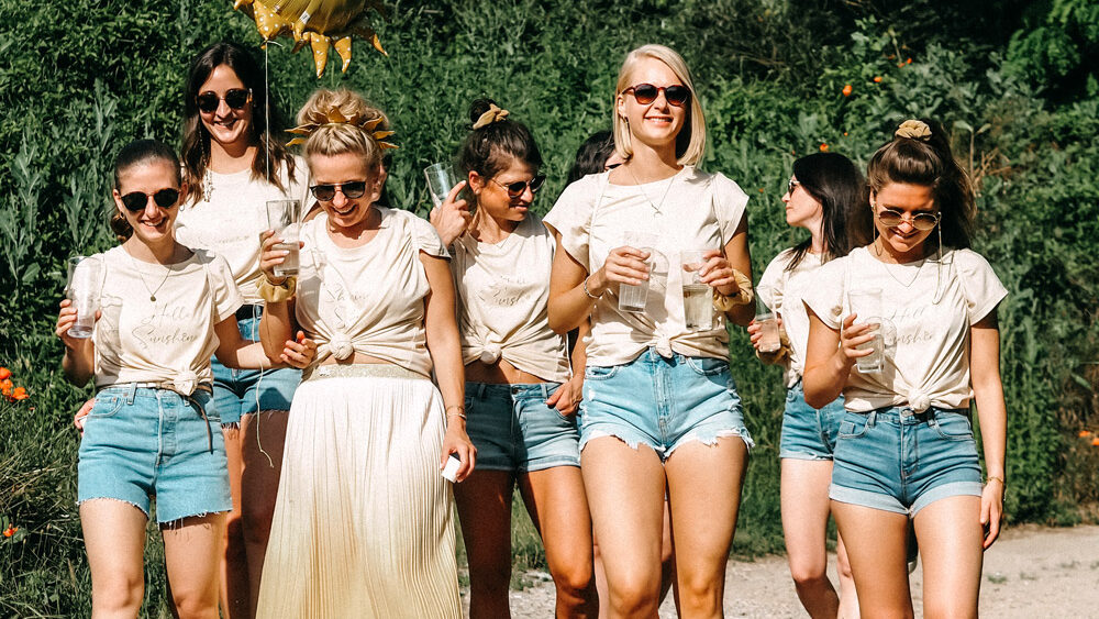 Frauen bei einer Weinwanderung beim Junggesellenabschied